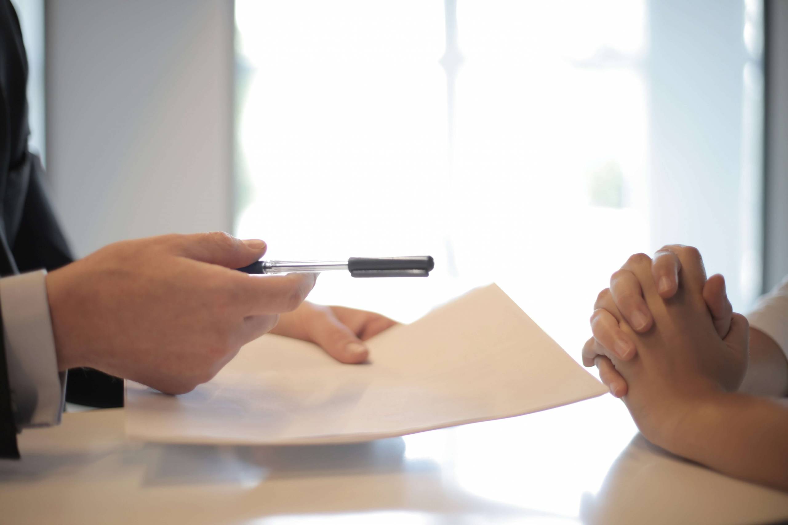 Un conseiller explique à un client les conditions du prêt personnel