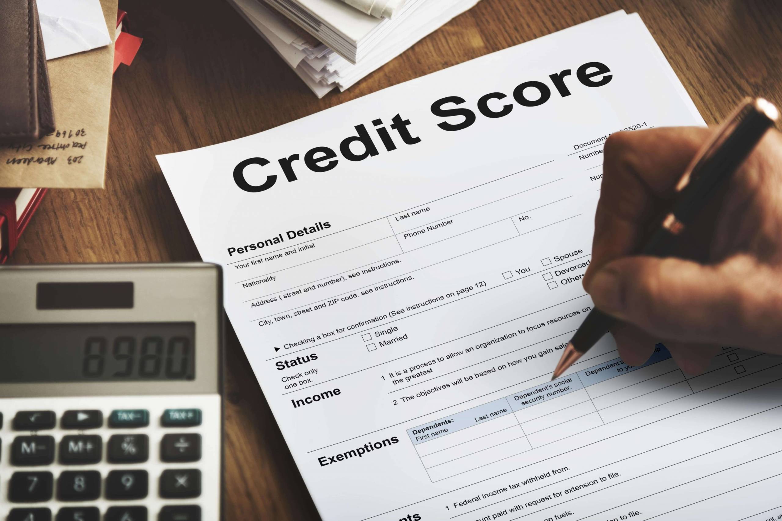 un papier avec écrit ‘’credit score’’ pour effectuer une enquête de crédit