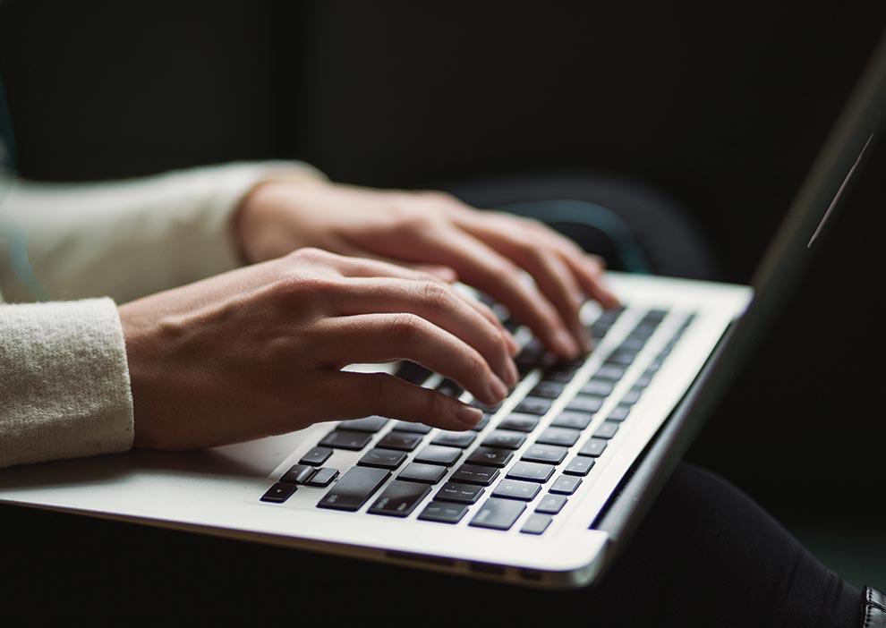 femme demandant une avance d’argent rapide en ligne